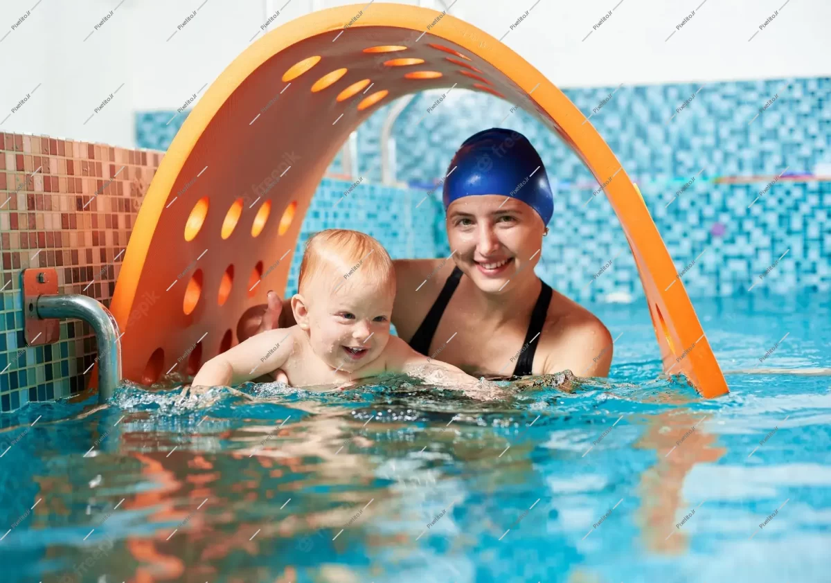 چرا شنای مادر و کودک در کنار هم راه حل اموزشی بهتر است؟